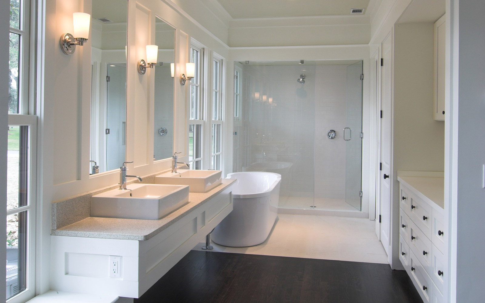 Minimalism Meets Tradition Home - Image 21