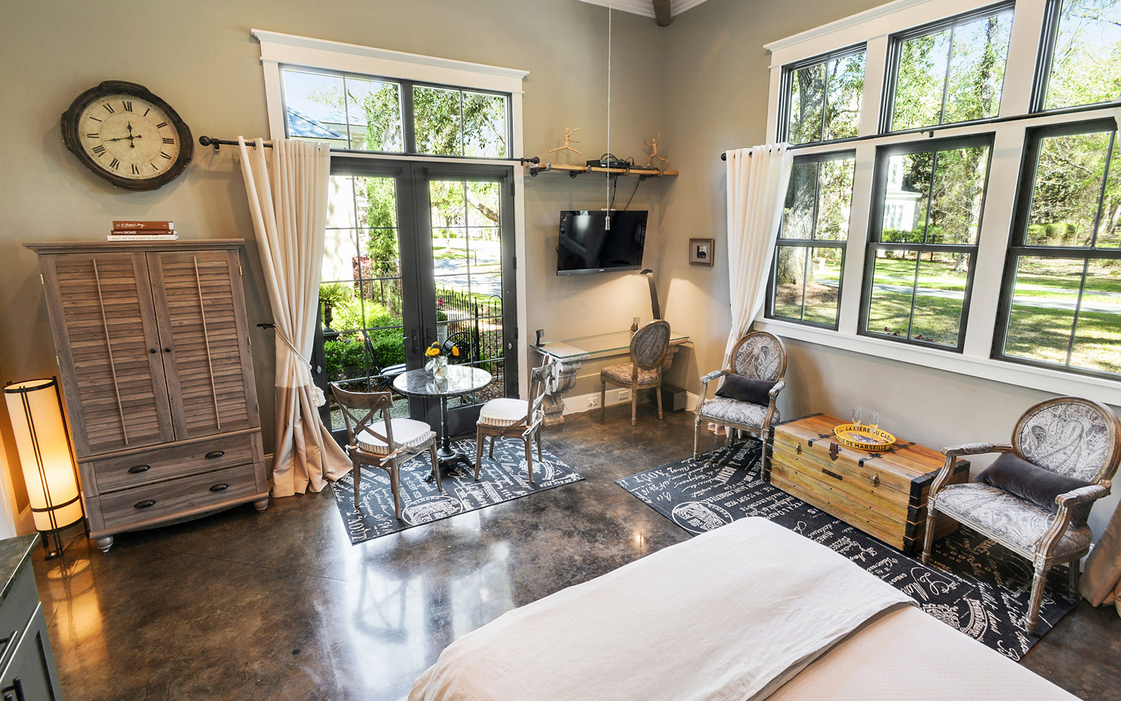 Rustic Garden Studio Home - Image 14