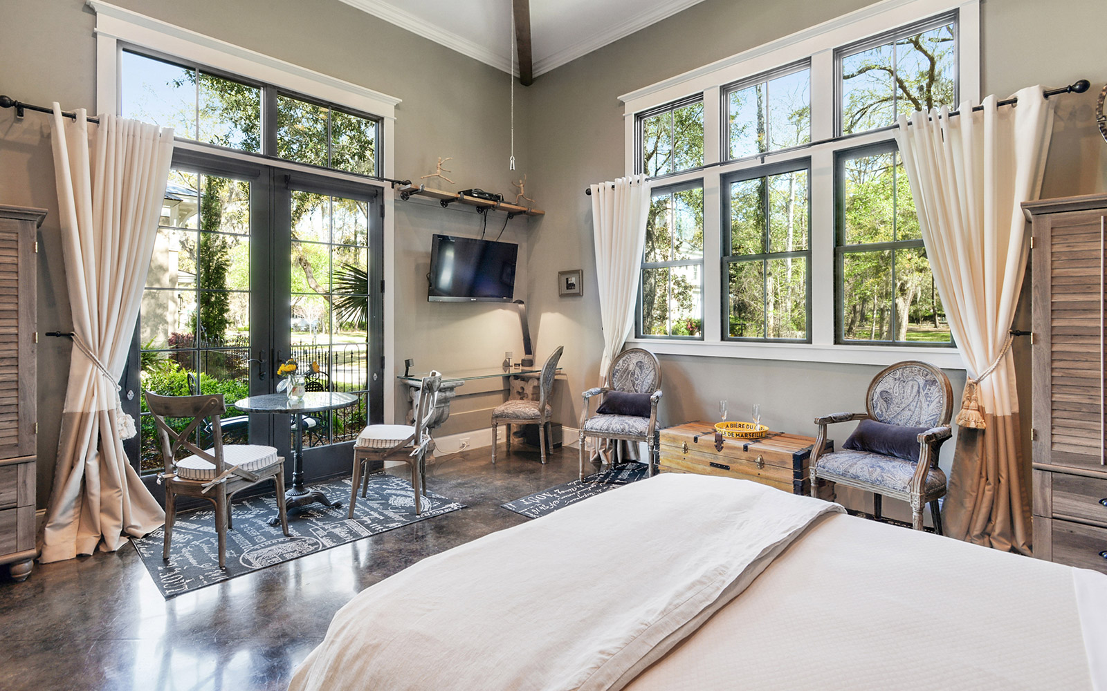 Rustic Garden Studio Home - Image 16