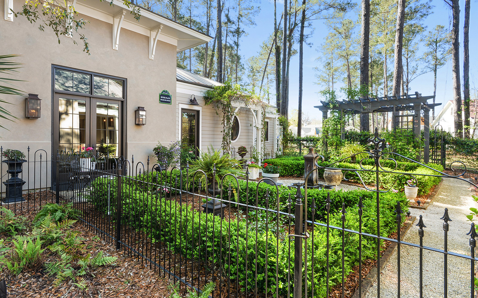 Rustic Garden Studio Home - Image 4