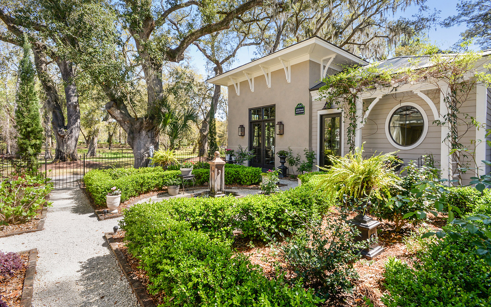 Rustic Garden Studio Home - Image 8